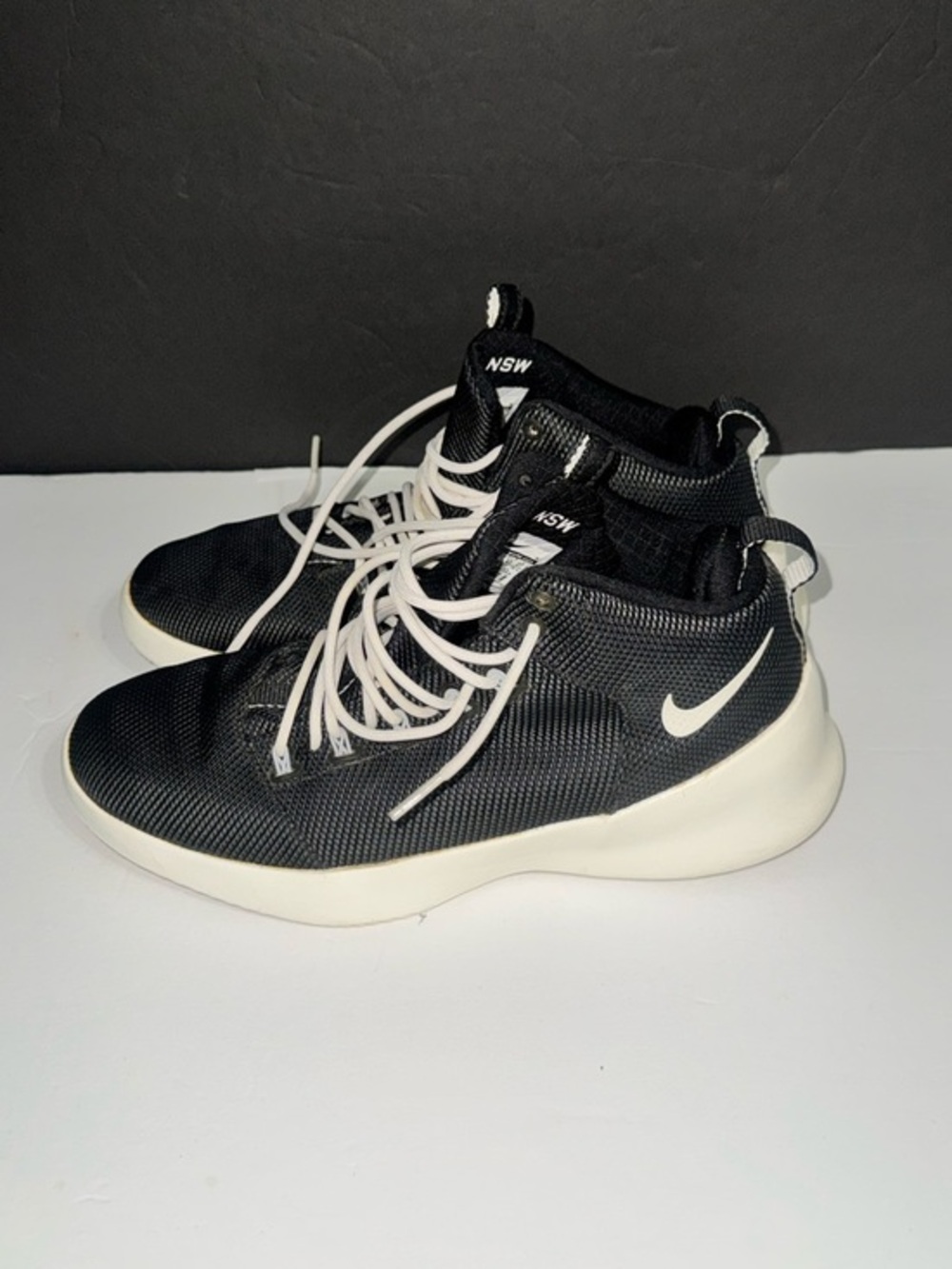 Nike I Men’s I Black and White Lightweight Mid-top